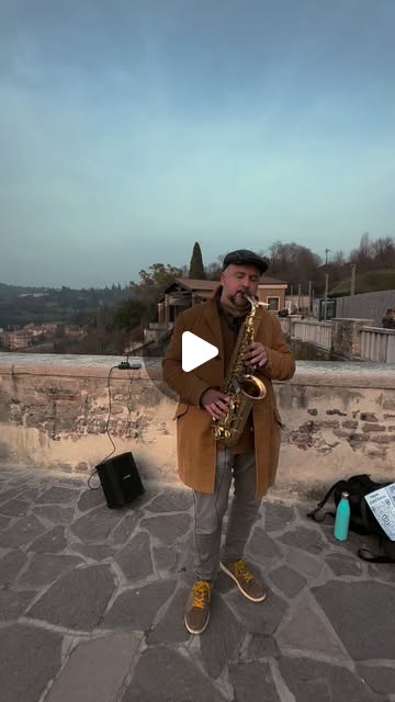 Giovani Tramontin suona il sassofono all’aperto su una terrazza panoramica